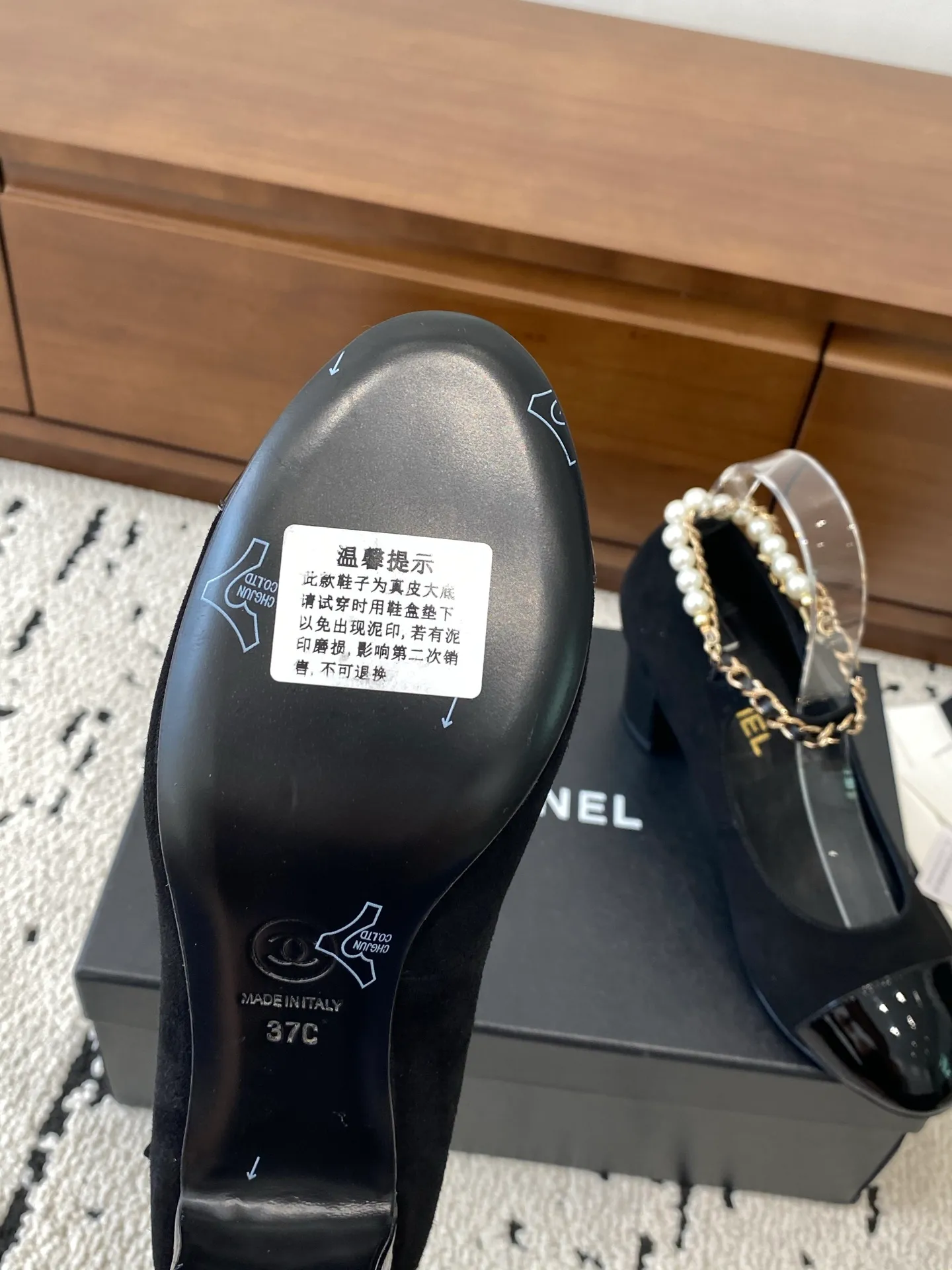 👟👟Ex-factory price 600👟👟 High version 🍀CHANEL2025 new autumn and winter model, Mary Jane leather surface Chanel Xiaoxiang C home flat classic metal chain shoes Comfortable Mary Jane shoes Catwalk haute couture customization, simple yet sweet and playful Solid color fabric is refreshing and easy to put on Buckle design shoes are more heeling Upper: Customized sheepskin Inner foot pad: sheepskin Sole: Italian genuine leather sole Size: 35-40 (40 customized, non-refundable) 👉 👉 Buy now👉 Buy now👉 Buy now👉